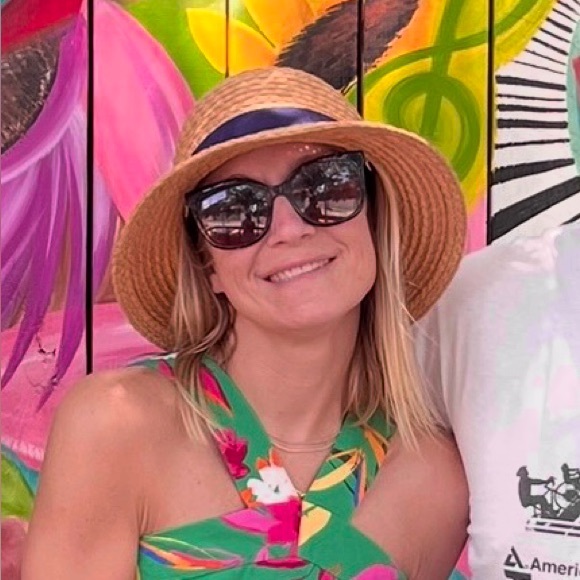 Meet your Posher, Lauren - Picture 1 of 1